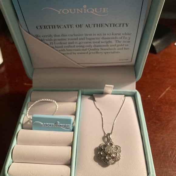 10 karat white gold chain with diamond flower - Picture 1 of 4